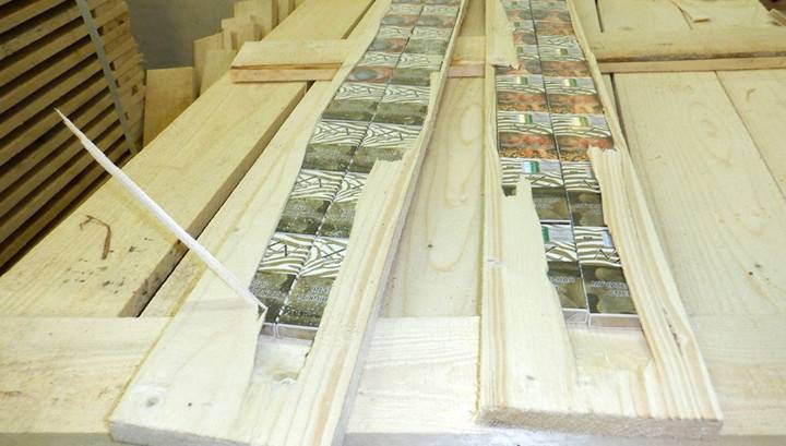 В еловых досках псковские таможенники нашли 74 тысячи пачек сигарет