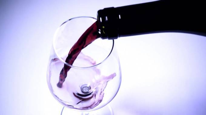 Нарколог рассказал об опасности "бокала вина за ужином" для россиян