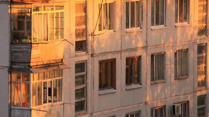 Депутаты предложили не штрафовать петербуржцев, остекливших балконы до 11 января