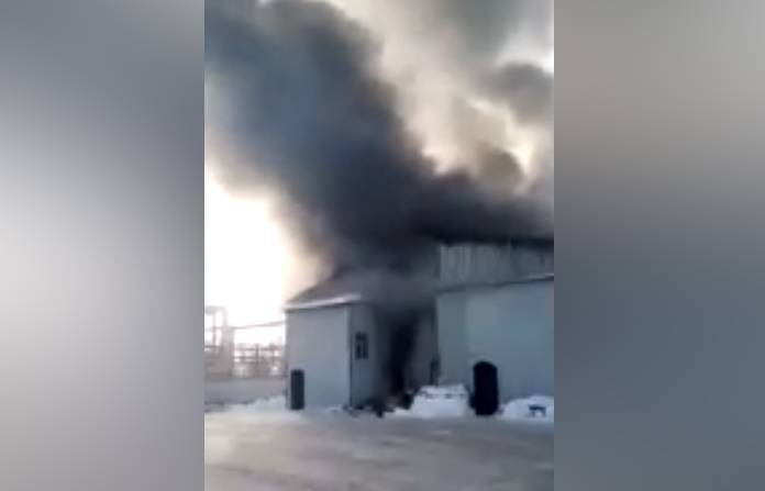 Два человека получили травмы при пожаре на складе в Кузбассе