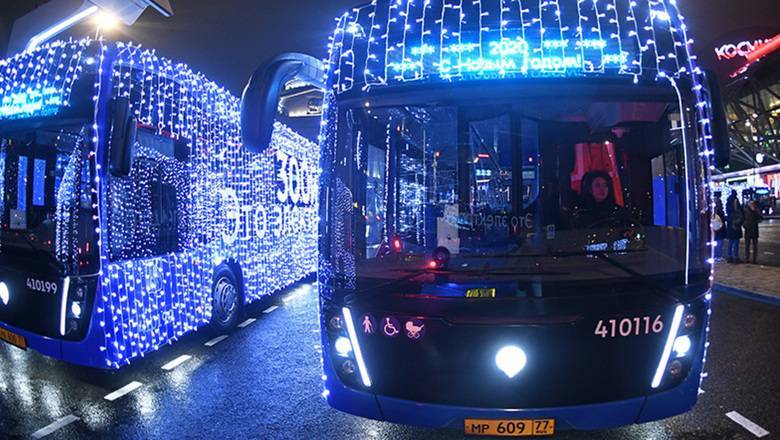 ГИБДД выявила нарушение в новогодней подсветке московских электробусов