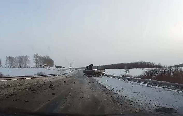 Сбивавший ограждения на кузбасской трассе грузовик попал на видео
