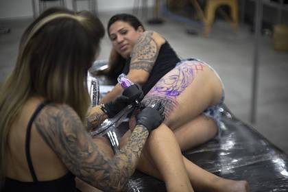Мужчина назвал татуировки на женском теле непривлекательными и вызвал спор