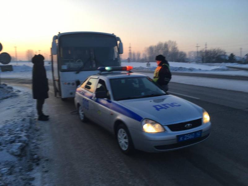 В Кузбассе междугородный автобус сломался на трассе