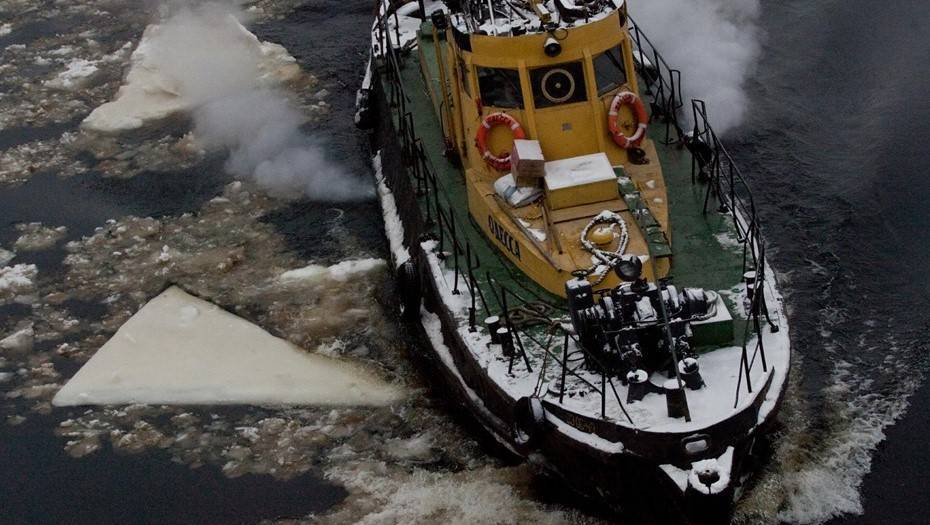 В портах Петербурга из-за морозов начали работать ледоколы