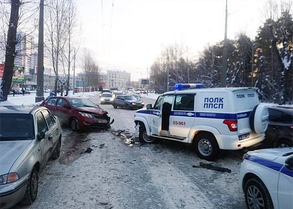 В ГИБДД Екатеринбурга назвали виновника массового ДТП с полицейским автомобилем и начали служебную проверку