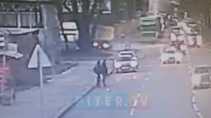 Уснувший водитель такси съехал с дороги в здание на Лиговском - piter.tv