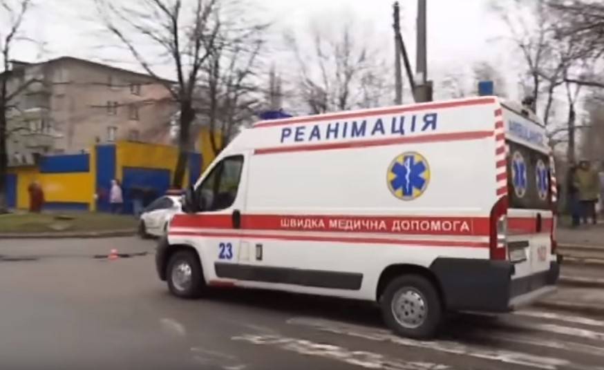 На Украине девочка выпала из школьного автобуса из-за смерти водителя за рулём