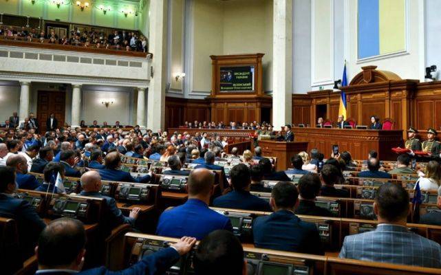 Верховная рада одобрила сокращение количества депутатов до 300