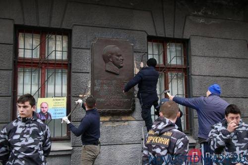 В Одессе националисты снесли еще один барельеф маршалу Жукову