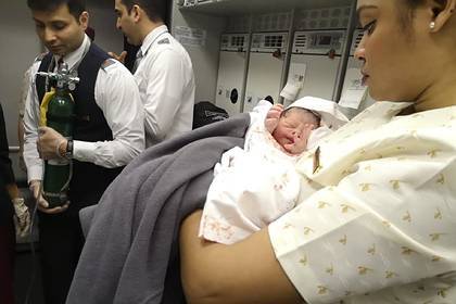 Украинцы возмутились начавшей рожать во время полета авиапассажиркой