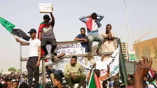 Суданский лидер обескуражил арабский мир сближением с Израилем