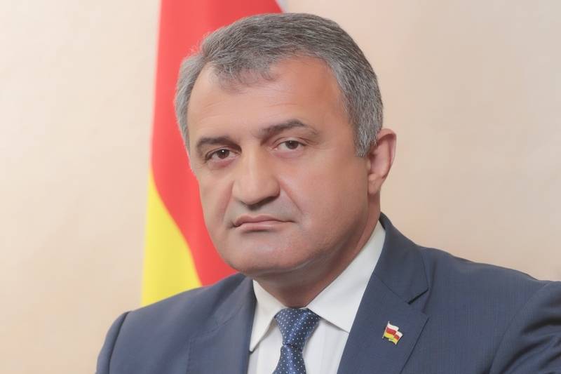 Глава Южной Осетии выразил соболезнования в связи со смертью российского советника