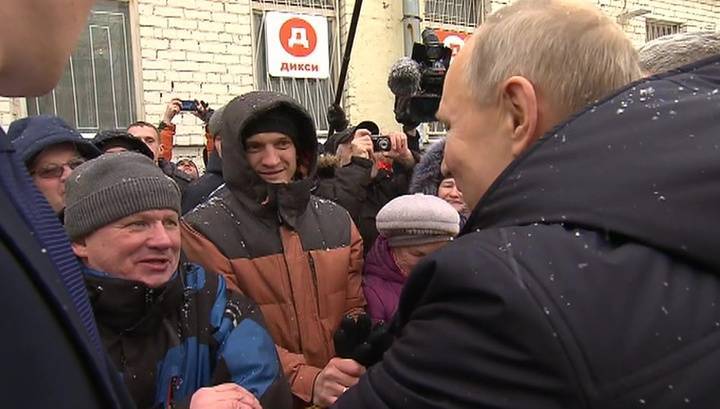 "Замерзнете же, холодно": Путин остановил кортеж ради жителей Череповца