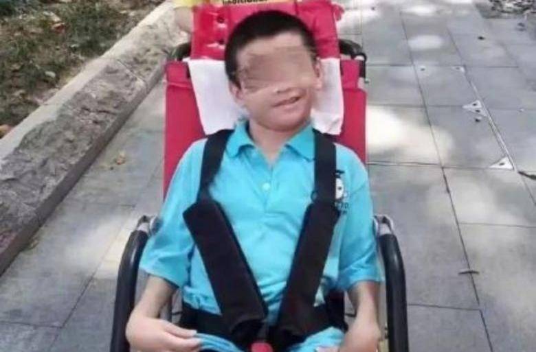 Не в состоянии о себе позаботиться умер мальчик-инвалид, отца которого забрали на карантин