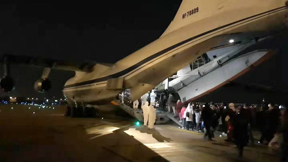 Первый самолет ВКС РФ с россиянами на борту вылетел из Уханя