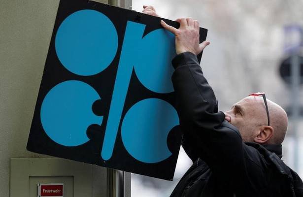 Саудовская Аравия требует от ОПЕК резко сократить добычу нефти