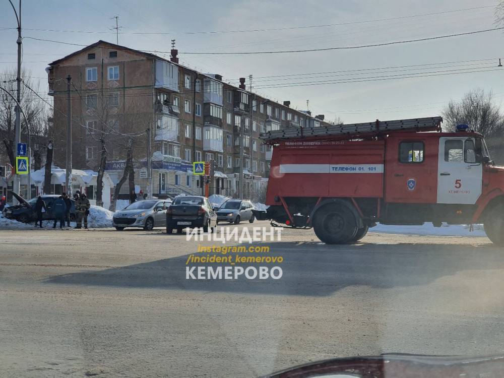 В Кемерове автомобиль выкинуло на тротуар после ДТП