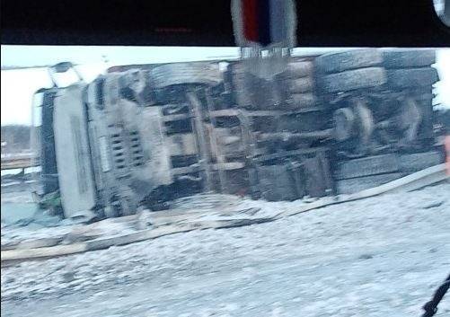 В Челябинской области на трассе М-5 перевернулся грузовик, движение затруднено