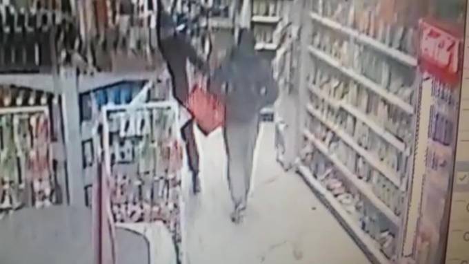 Появилось видео из магазина на Рихарда Зорге, где петербуржцы с муляжом гранаты пытались украсть продукты