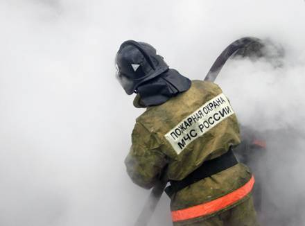 Сотрудники МЧС спасли трех человек из пожара в Новокузнецке