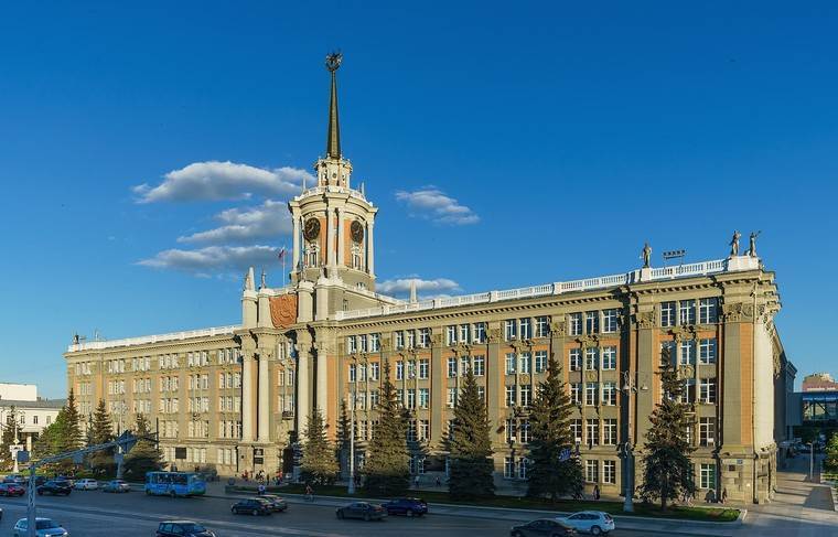 В мэрии Екатеринбурга запретили целоваться и обниматься из-за коронавируса