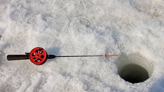 МЧС оставили экстремала рыбачить на тонком льду Невской губы