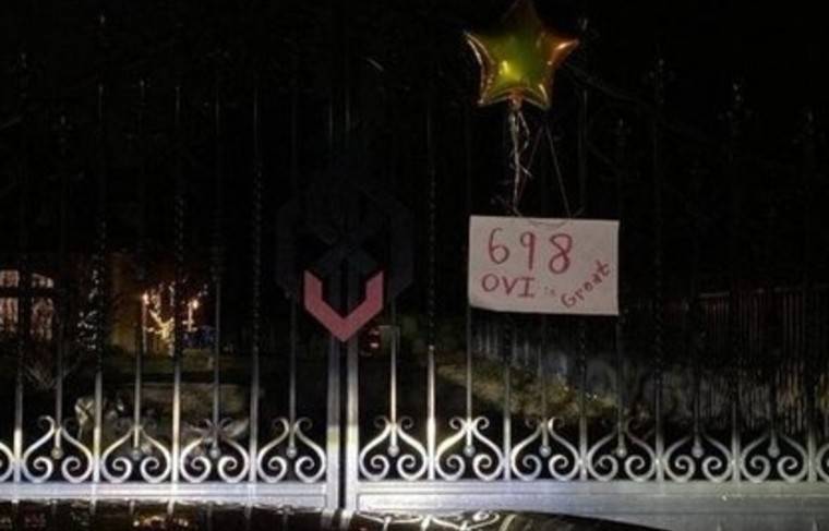 Фанаты Овечкина повесили плакат на воротах дома хоккеиста