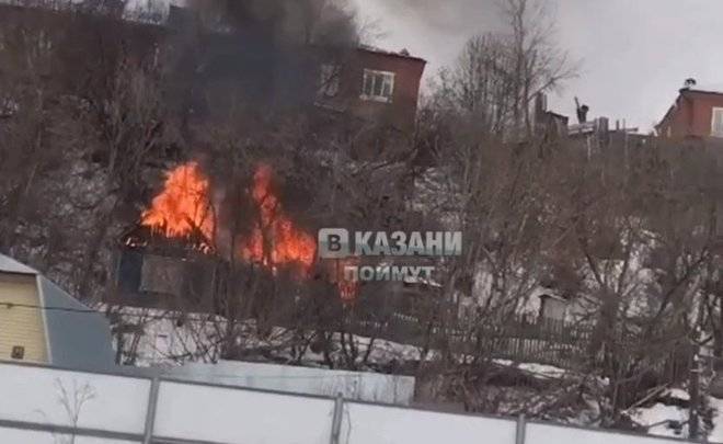 В Казани «как спичка» загорелся частный дом на проспекте Универсиады — видео