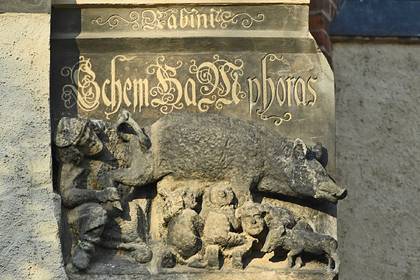 Немцы отказались убирать с церкви древнюю антисемитскую карикатуру