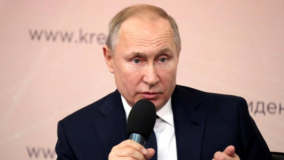 "Лицензии надо отбирать у них": Путин поручил выявить аптеки, которые наживаются на коронавирусе
