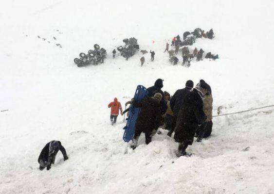 Две снежные лавины на востоке Турции погребли десятки человек