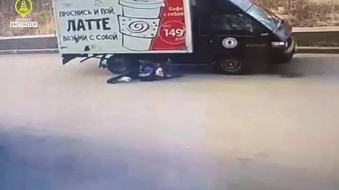 В Купчино фургон-холодильник сбил женщину