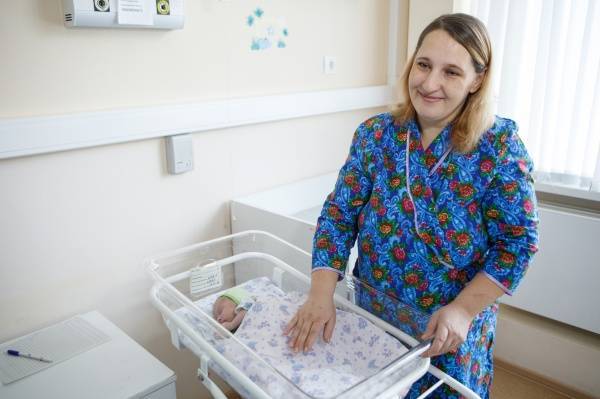 Воронежские медики провели уникальную операцию - женщина родила ребенка, выношенного в брюшной полости