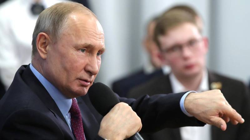 Путин призвал правительство работать слаженно и не делить социальный и экономический блоки