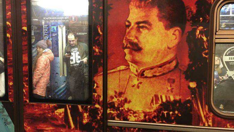 Пассажиров московского метро обучают ЗОЖ цитатами Сталина