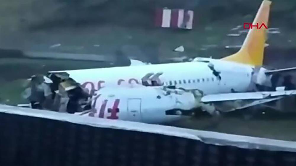 В стамбульском аэропорту потерпел крушение пассажирский самолет