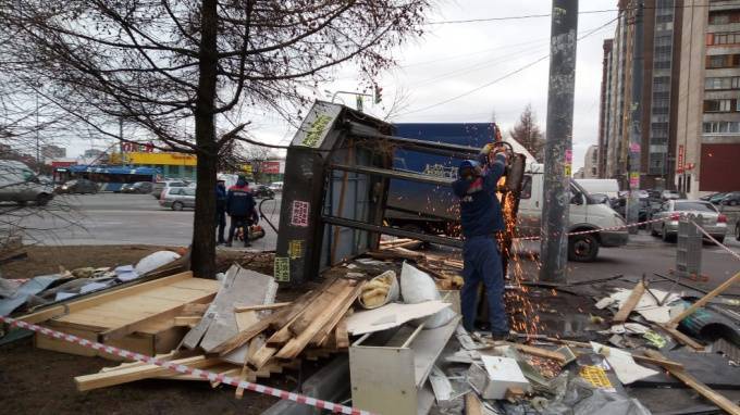 В Петербурге снесли незаконные павильоны в четырех районах города