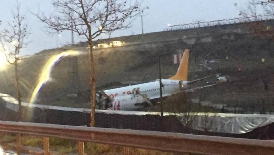 Власти Стамбула сообщили о 21 пострадавшем при жесткой посадке самолета