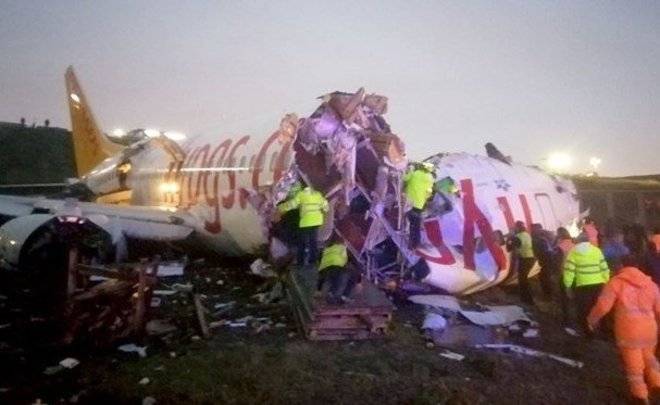В Стамбуле самолет при посадке развалился на части, пострадали более 50 человек