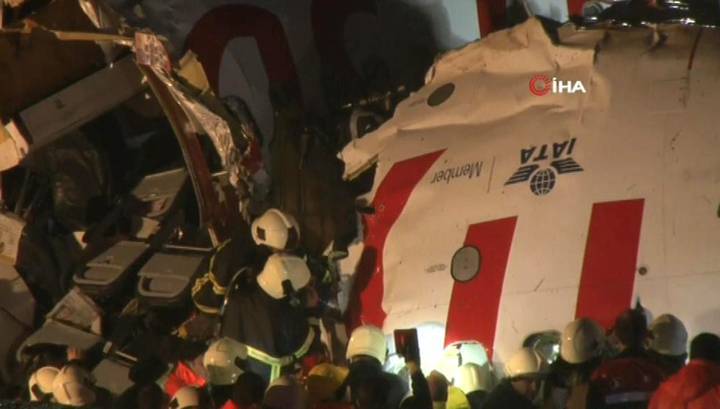 При жесткой посадке самолета в Стамбуле пострадали 120 человек