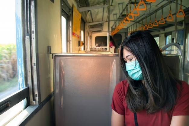 На женщину в защитной маске напали в метро Нью-Йорка