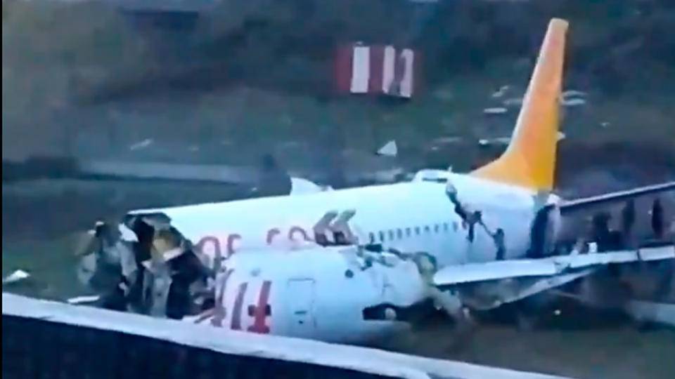 В Турции самолёт совершил жёсткую посадку и рухнул с обрыва, развалившись на три части