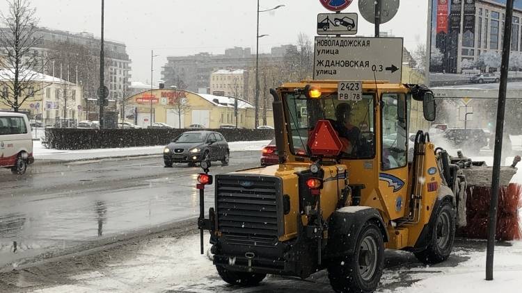 Службы Петербурга активно расчищают городские улицы от снега