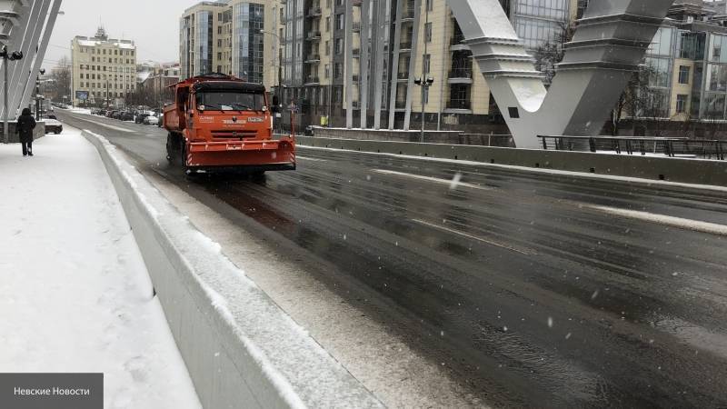 Дворники Петербурга расчищают город от снега техникой и лопатами