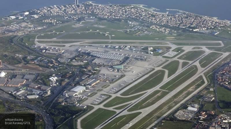 Число погибших при жесткой посадке самолета в Стамбуле выросло до трех