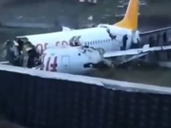 Видео жесткой посадки самолета в аэропорту Стамбула попало в сеть