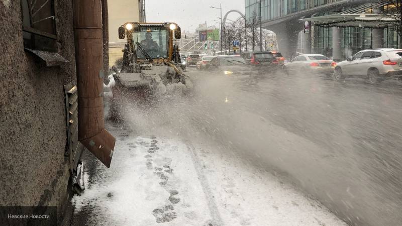 Дорожные службы активно чистят Петербург после сильного снегопада