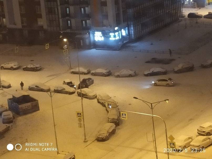 Санкт-Петербург очищают после сильного снегопада