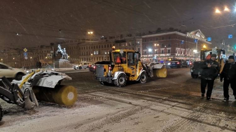 Петербург активно очищают после сильного снегопада ночью